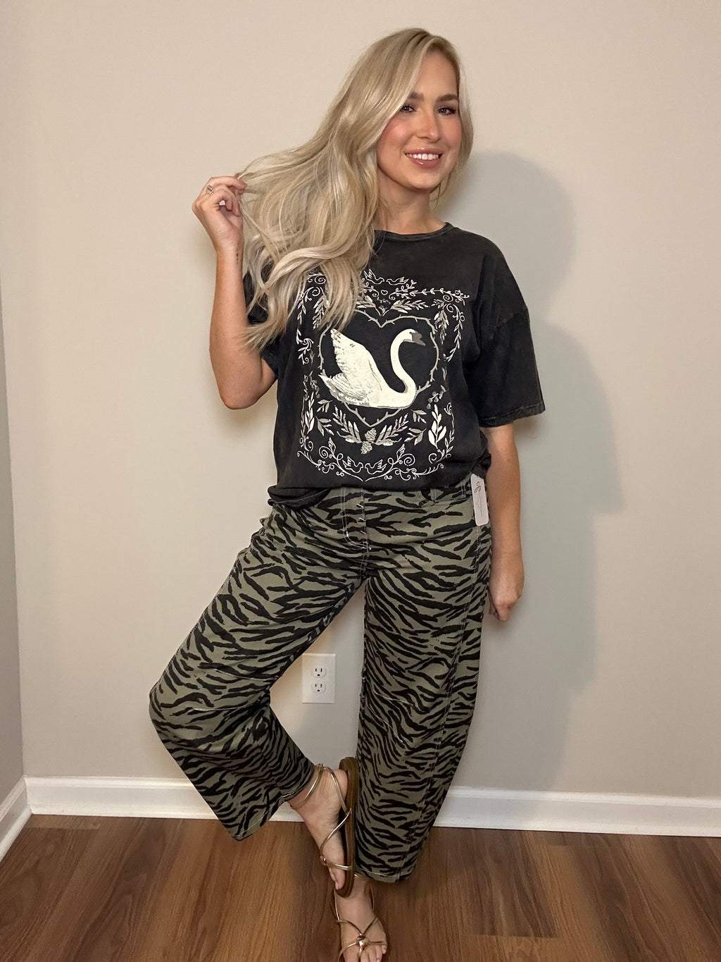Swan Vintage-Wash Graphic Tee