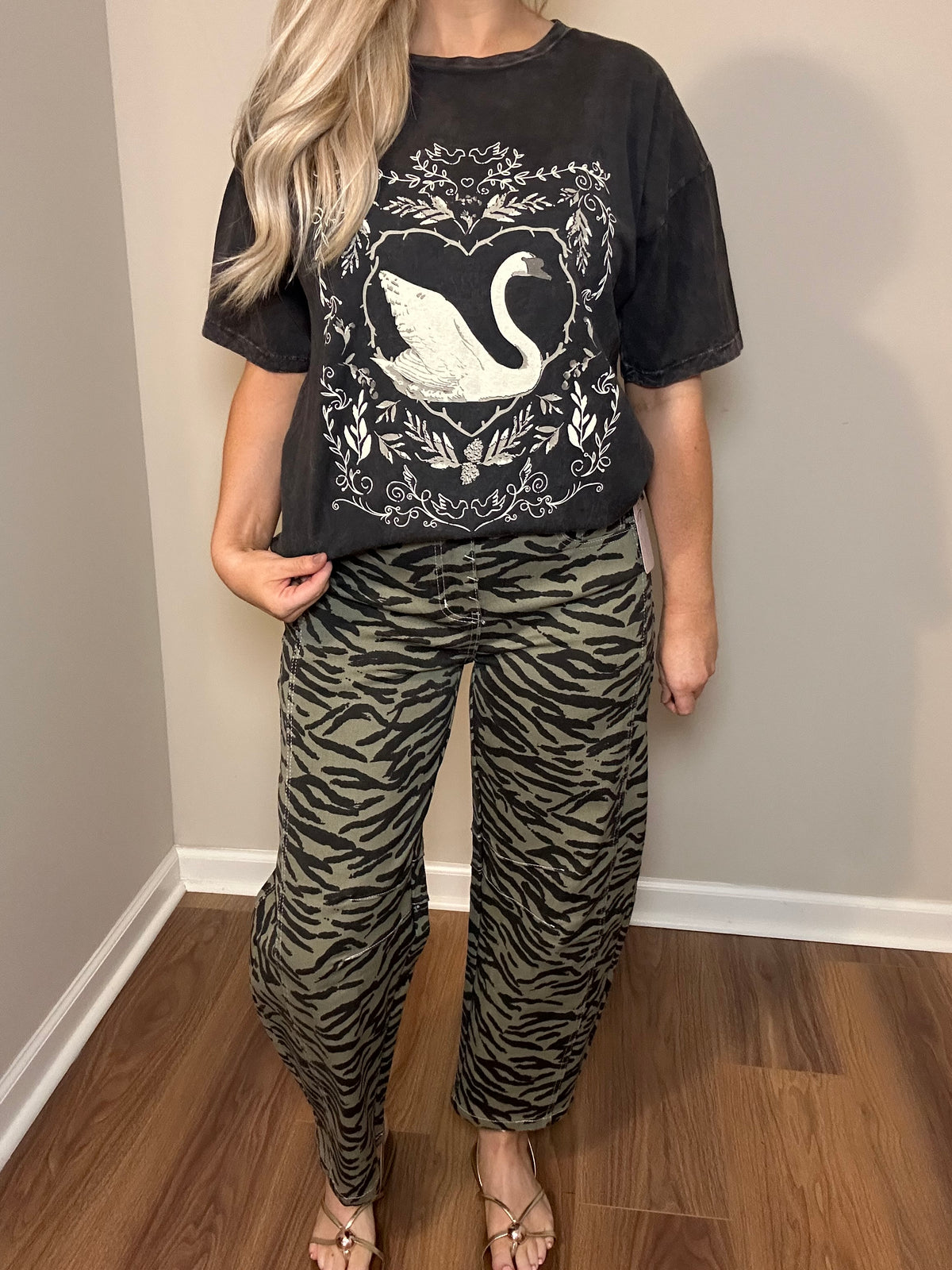Swan Vintage-Wash Graphic Tee